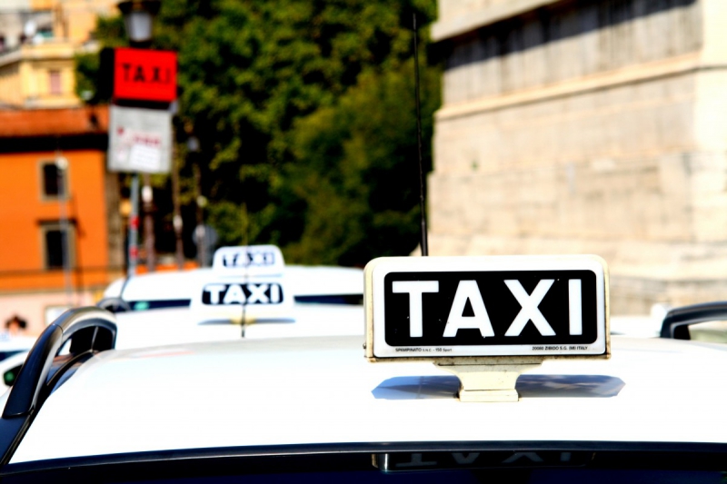 taxis-CUEBRIS-min_taxi_auto_rome_road_white-1051610